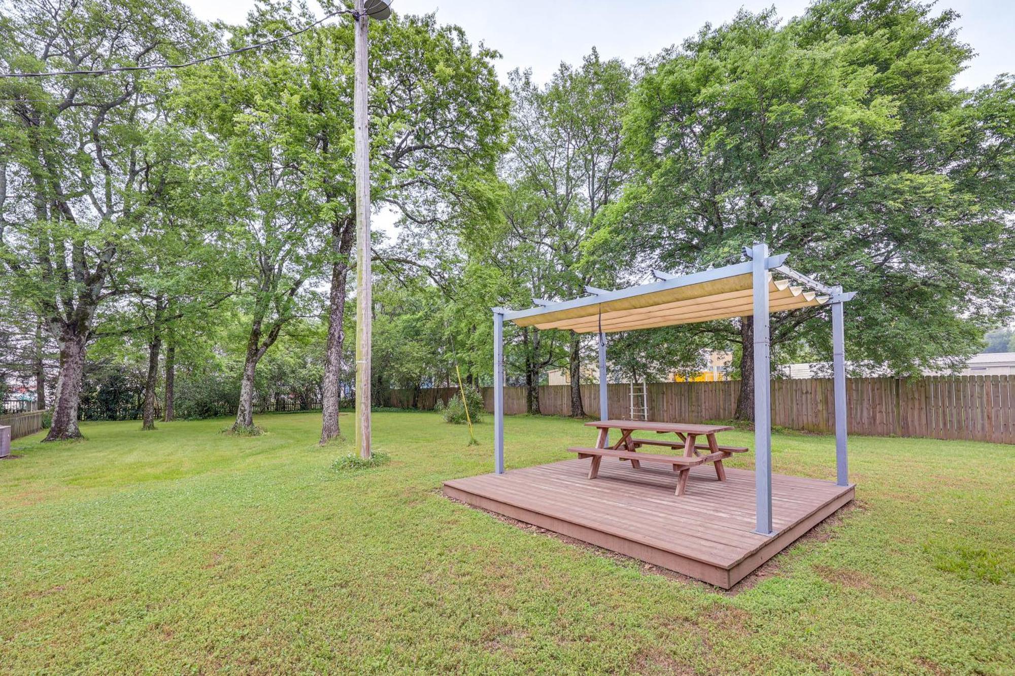 Delightful Retreat With Fireplace And Large Yard! Eksteriør bilde